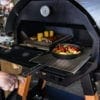 Merklinger Holzbackofen Grill Pizzaofen Brotbackofen Abstandsrost und ausziehbares Grillrost im Einsatz