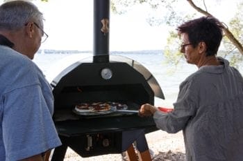 Merklinger Holzbackofen Grill Pizzaofen Brotbackofen Pizzaschaufel im Einsatz beim Pizza backen