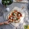 Merklinger Holzbackofen Grill Pizzaofen Brotbackofen Servierbrett im Einsatz mit Pizza