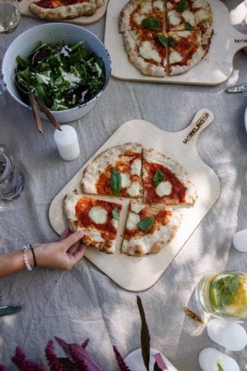 Merklinger Holzbackofen Grill Pizzaofen Brotbackofen Servierbrett im Einsatz mit Pizza