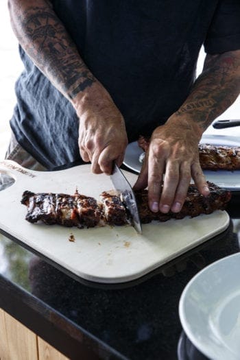 Merklinger Holzbackofen Grill Pizzaofen Brotbackofen Servierbrett im Einsatz mit Spareribs