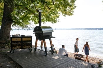 Merklinger Holzbackofen Grill Pizzaofen Brotbackofen 800 mit mobiler Seitentisch am See