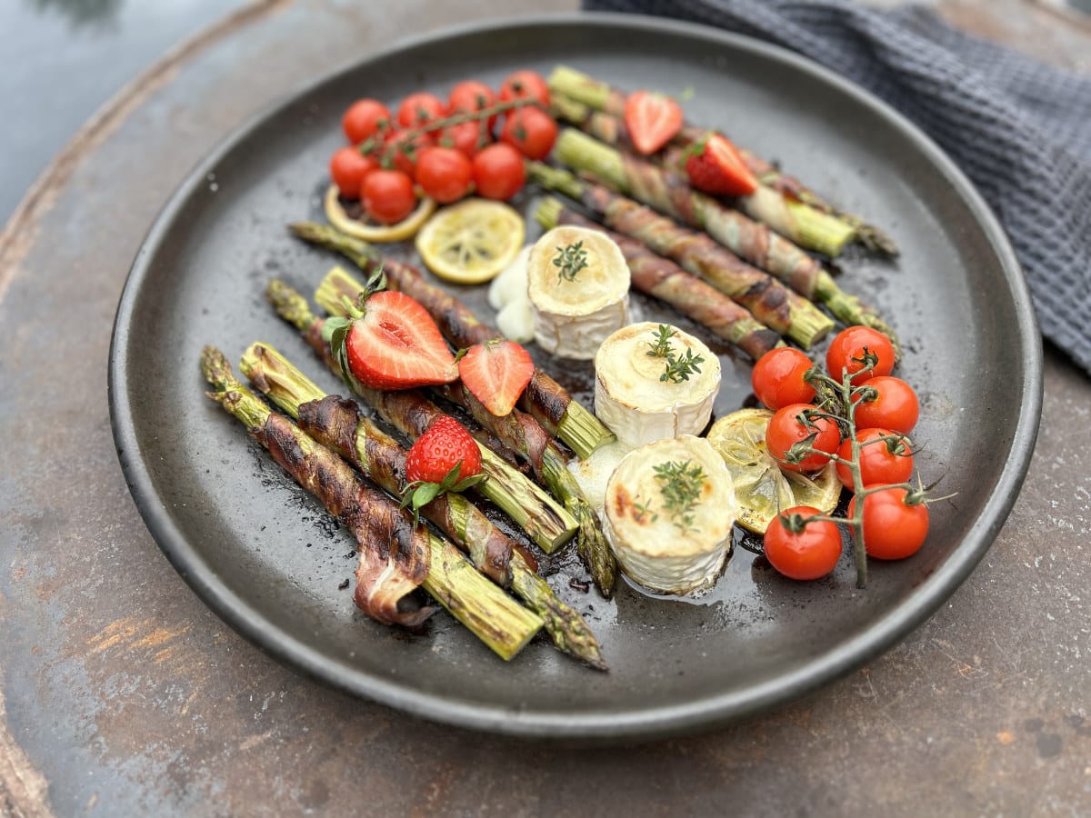 Rezepte-Merklinger-Holzbackofen-Grüner-Spargel-im-Speckmantel-mit-gratiniertem-Ziegenkäse