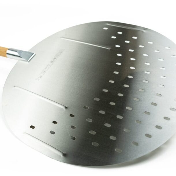 03_DerMerklinger_Holzbackofen_Pizzaschaufel_Löcher_2024_03