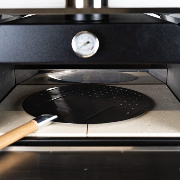 09_DerMerklinger_Holzbackofen_Pizzaschaufel_Löcher_2024_35