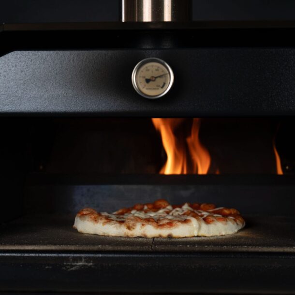 21_DerMerklinger_Holzbackofen_Bobby_Freisteller_Backen_digi