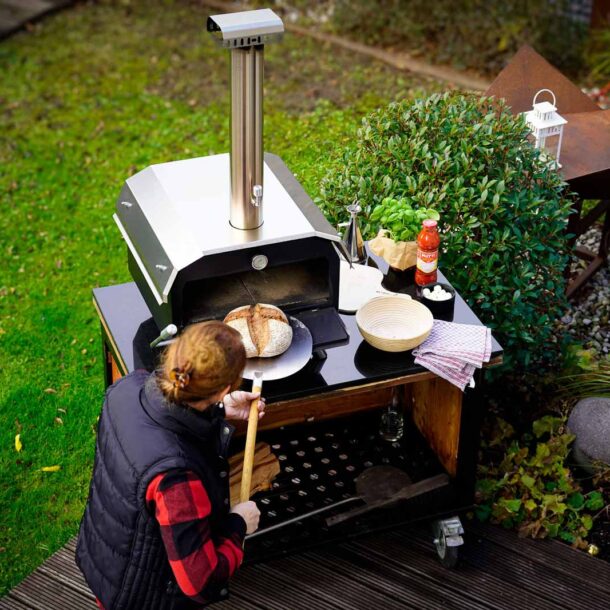 3112_DerMerklinger_Holzbackofen_Bobby_Garten_Backen_digi