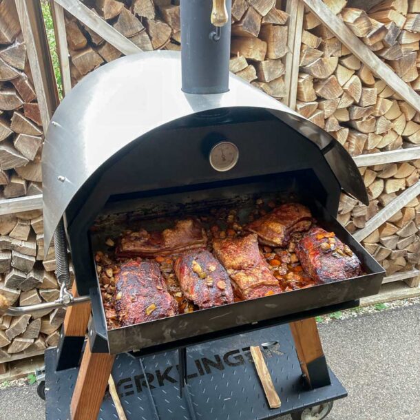 DerMerklinger_Holzbackofen_Edelstahl_Braeter_Schweinebraten_01
