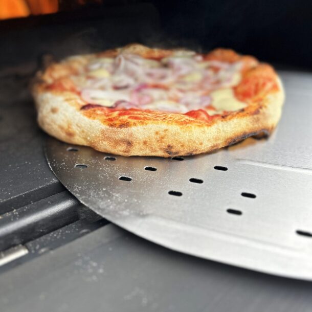 DerMerklinger_Holzbackofen_Pizzaschaufel_Löcher_mit Pizza_2024-1