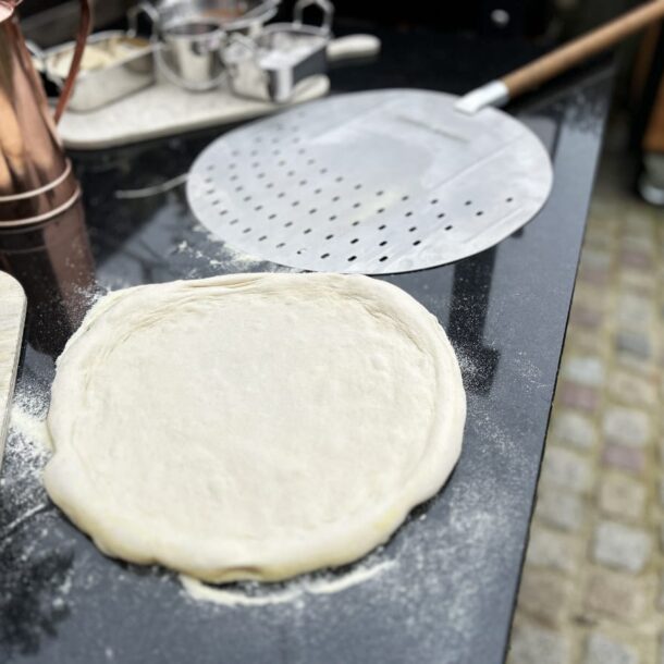 DerMerklinger_Holzbackofen_Pizzaschaufel_Löcher_mit Pizza_2024-2