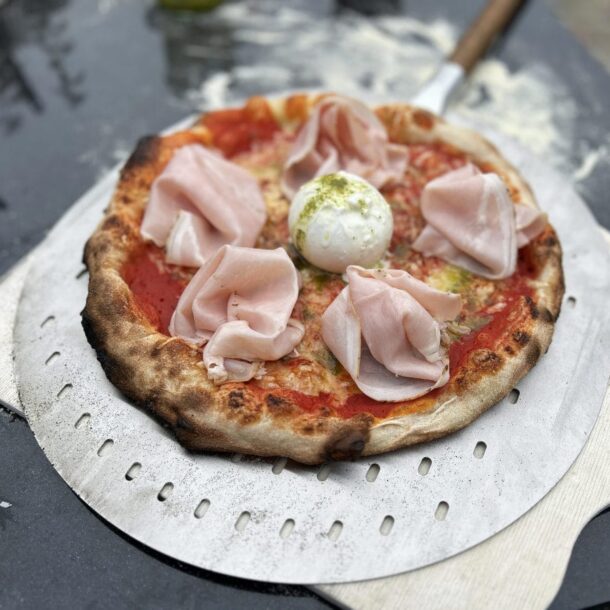 DerMerklinger_Holzbackofen_Pizzaschaufel_Löcher_mit Pizza_2024-3