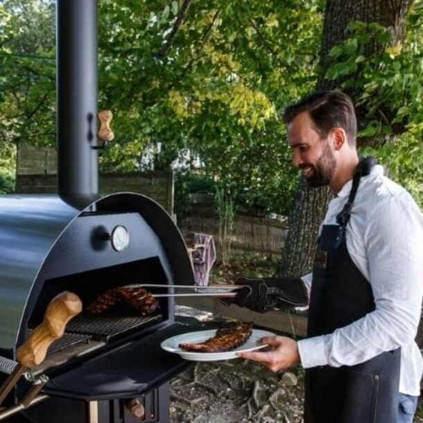 Merklinger_wood_oven_grill_pizza_oven_man_at_the_grill_