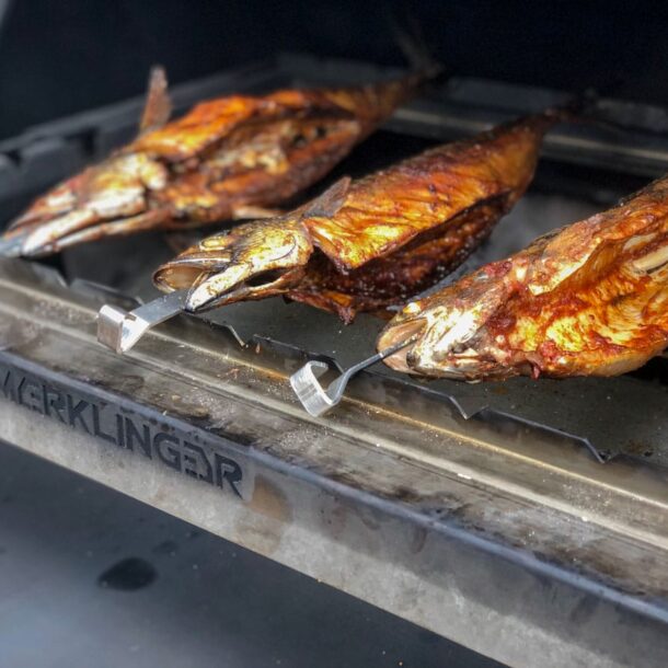Merklinger_Holzbackofen_Pizzaofen_Grill_Rotisserie_Grillspieße_Steckerlfisch