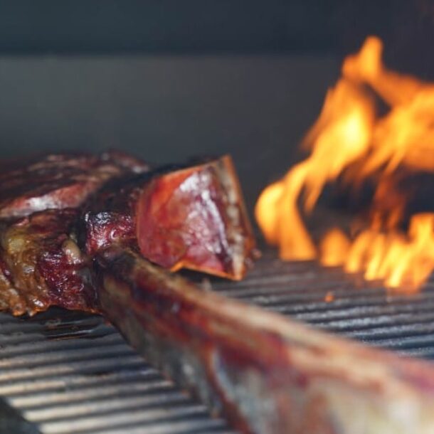 Merklinger_Holzbackofen_Pizzaofen_Grill_Sommer_Pakete_Aktion_Tomahawk_Steak