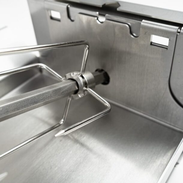 Merklinger_wood_oven_pizza_oven_rotisserie_detail_view_table