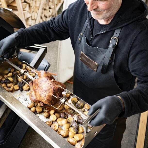 Merklinger_Holzbackofen_Pizzaofen_Rotisserie_Hähnchen_gegrillt_Griffe