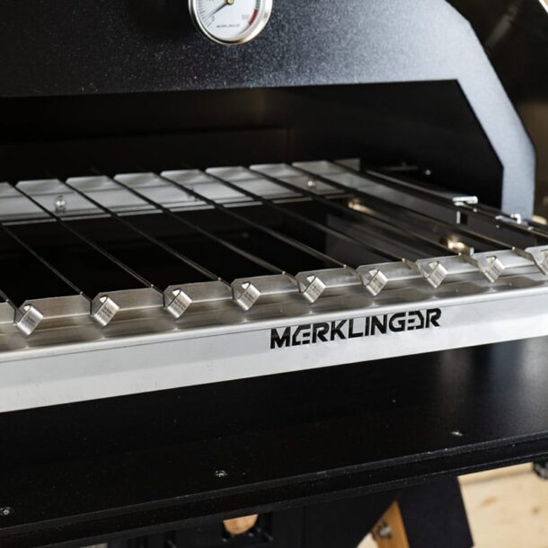 Merklinger_Holzbackofen_Pizzaofen_Rotisserie_Ofen_Grillspieße_Seit_2e