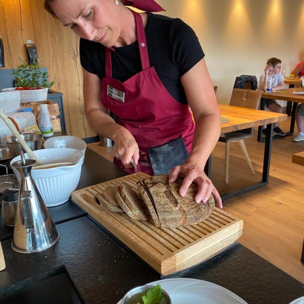 Merklinger Holzbackofen Grill Pizzaofen Brotbackofen Anita Klarmann beim Backseminar