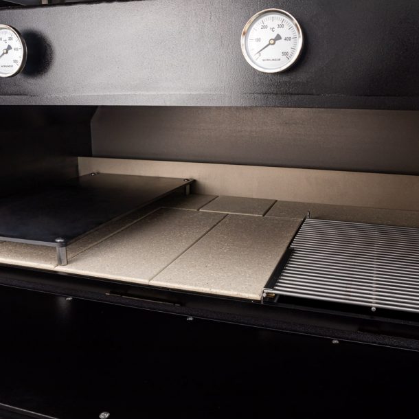 merklinger-holzbackofen-grill-pizzaofen-brotbackofen-1200-vorne-tuere-auf-zoom-5