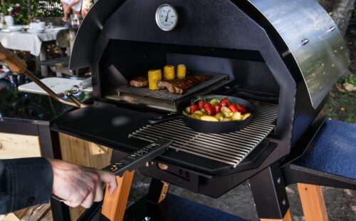 merklinger-holzbackofen-grill-pizzaofen-brotbackofen-800-grillen2 Merklinger Holzbackofen Grill Pizzaofen Brotbackofen Abstandsrost und ausziehbares Grillrost im Einsatz