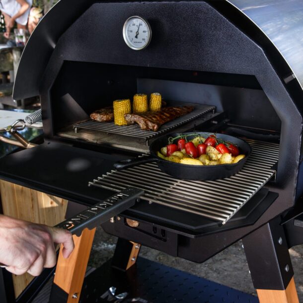Merklinger Holzbackofen Grill Pizzaofen Brotbackofen Abstandsrost und ausziehbares Grillrost im Einsatz