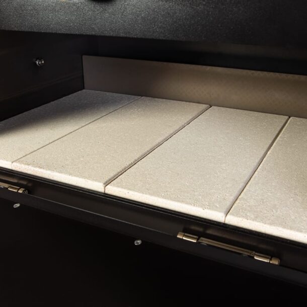 Merklinger Holzbackofen Grill Pizzaofen Brotbackofen 800 Nahansicht mit vier Schamottsteinen