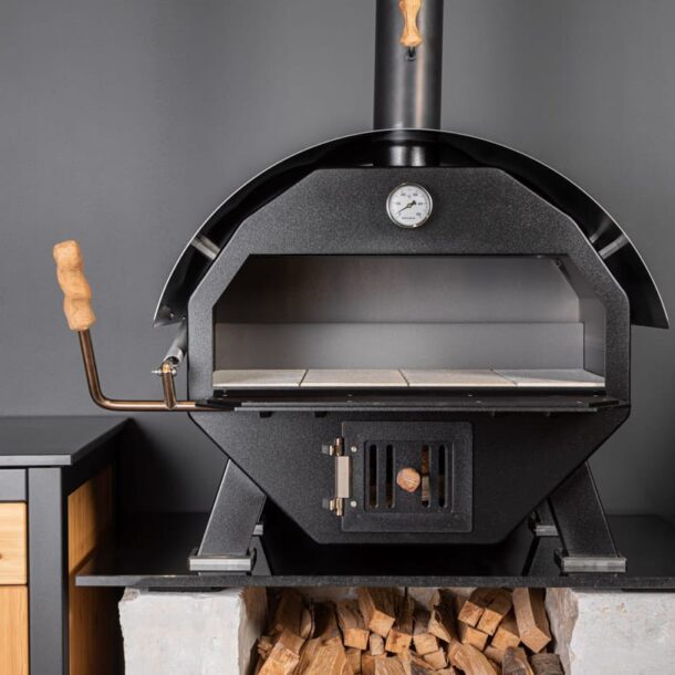 merklinger-wood-fired-oven-grill-pizza-oven-bread-oven-installation_edition-800-fireclay-stones-podest-front-door-on