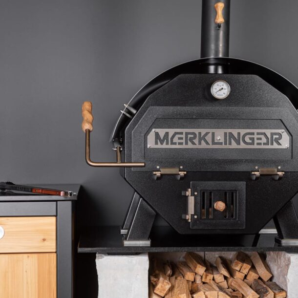 merklinger-holzbackofen-grill-pizzaofen-brotbackofen-einbau_edition-800-vorne-podest-tuere-zu