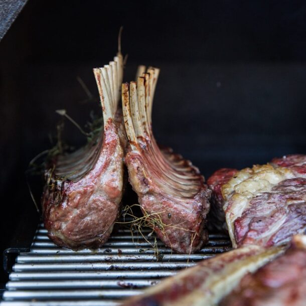 Merklinger Holzbackofen Grill Pizzaofen Brotbackofen Lamm grillen