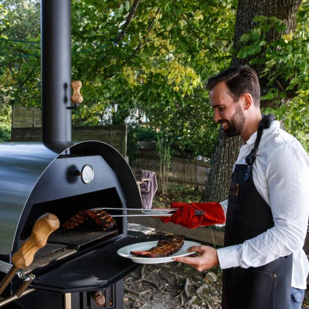 Merklinger Holzbackofen Grill Pizzaofen Brotbackofen Grillzange und Hitze Handschuhe im Einsatz