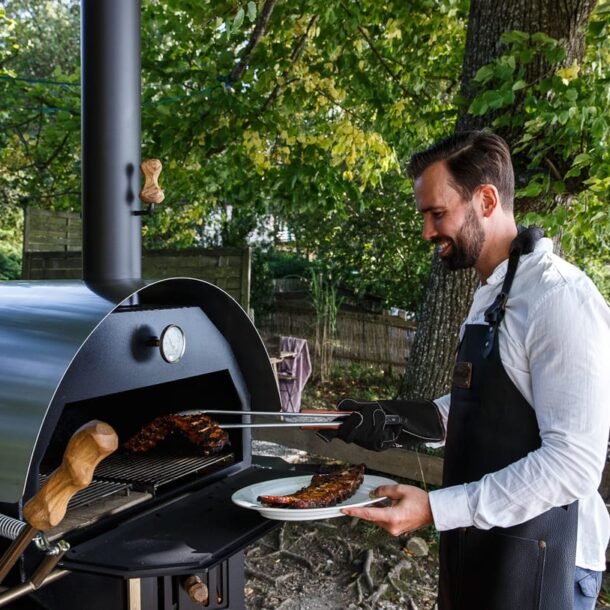 merklinger-holzbackofen-grill-pizzaofen-brotbackofen-zubehoer-motiv-800-grillen1-schwarz