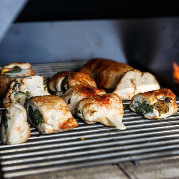 Merklinger Holzbackofen Grill Pizzaofen Brotbackofen ausziehbares Grillrost und Abstandsrost mit gefüllter Hähnchenbrust