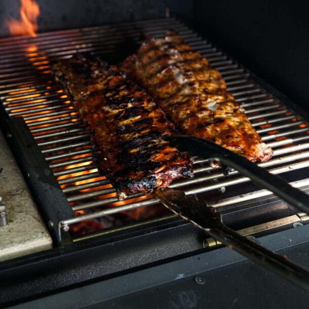 Merklinger Holzbackofen Grill Pizzaofen Brotbackofen ausziehbares Grillrost mit Spareribs