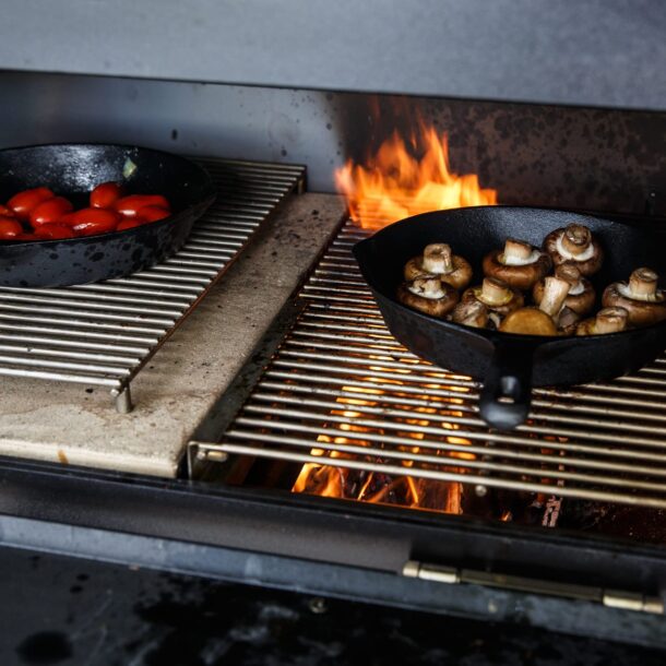 Merklinger Holzbackofen Grill Pizzaofen Brotbackofen Gußpfanne im Einsatz