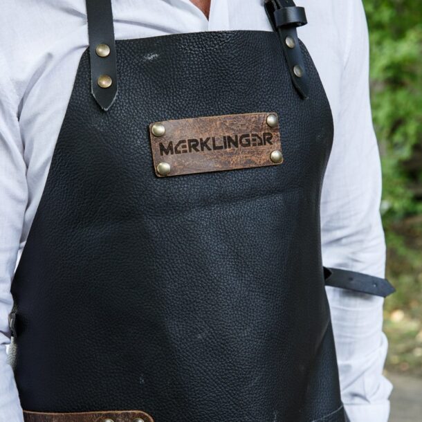 Merklinger Holzbackofen Grill Pizzaofen Brotbackofen Lederschürze getragen