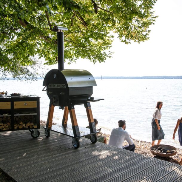 Merklinger Holzbackofen Grill Pizzaofen Brotbackofen 800 mit mobiler Seitentisch am See