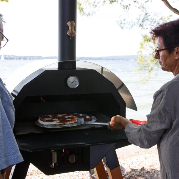 Merklinger Holzbackofen Grill Pizzaofen Brotbackofen Pizzaschaufel im Einsatz beim Pizza backen