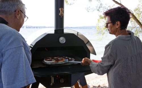 merklinger-holzbackofen-grill-pizzaofen-brotbackofen-zubehoer-motiv-pizzaschaufel-2 Merklinger Holzbackofen Grill Pizzaofen Brotbackofen Pizzaschaufel im Einsatz beim Pizza backen