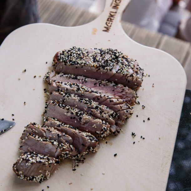 Merklinger Holzbackofen Grill Pizzaofen Brotbackofen Servierbrett im Einsatz mit Thunfischsteak