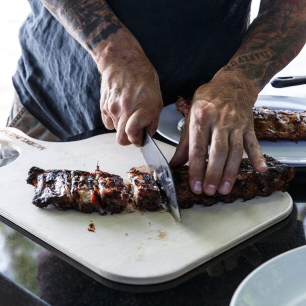 Merklinger Holzbackofen Grill Pizzaofen Brotbackofen Servierbrett im Einsatz mit Spareribs