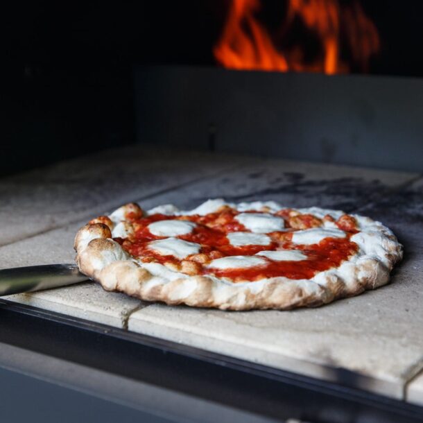 Merklinger Holzbackofen Grill Pizzaofen Brotbackofen Pizza auf Schamottsteine